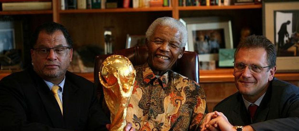 FIFA apresenta taça da Copa a Mandela antes de viagem pela África do Sul