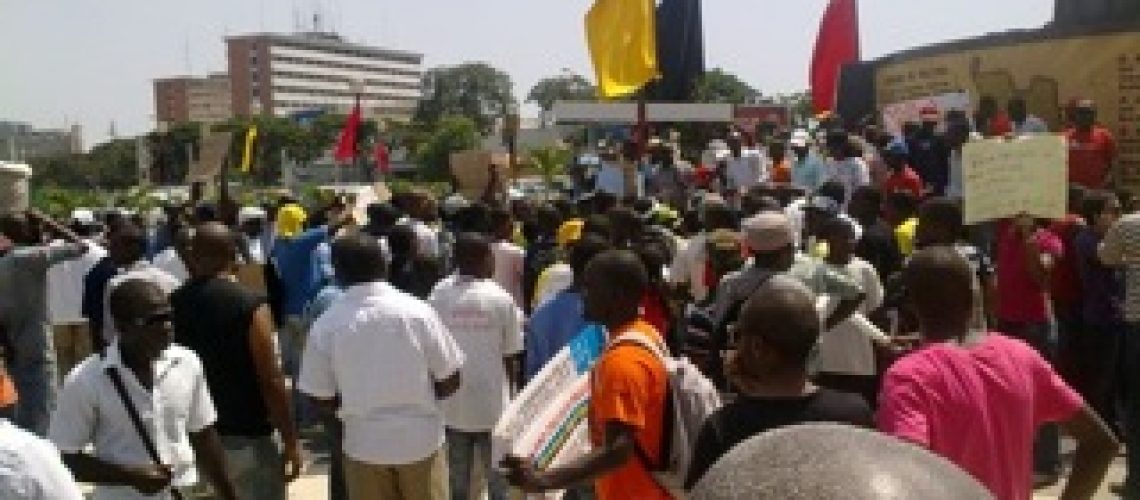 Manifestação pela liberdade de expressão junta meia centena de pessoas em Luanda