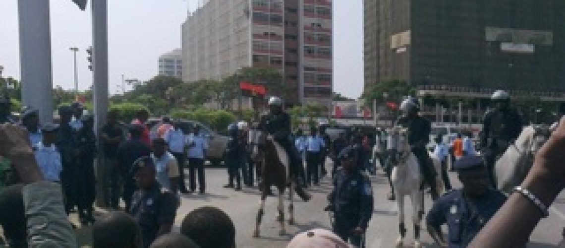 Polícia angolana prende dez pessoas em manifestação contra o Governo