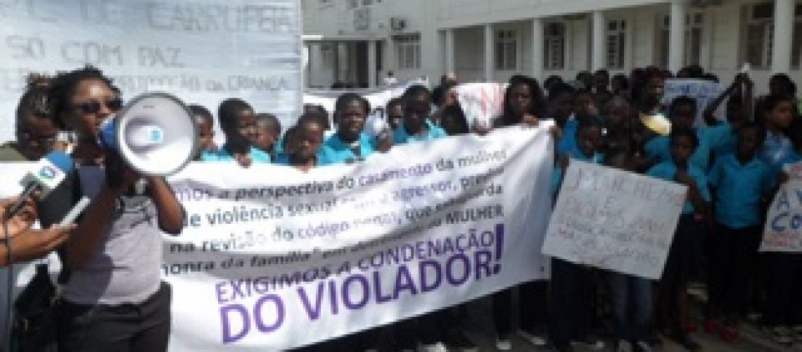 Crianças marcham contra a violação dos seus direitos e da mulher em Nampula