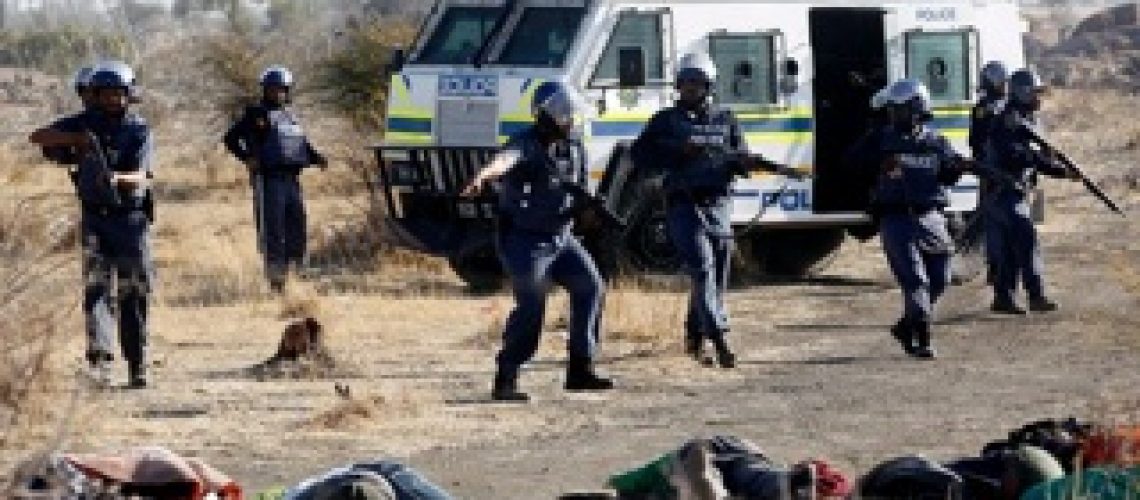 Fotografias mostram polícia sul-africana a adulterar evidências do massacre de Marikana