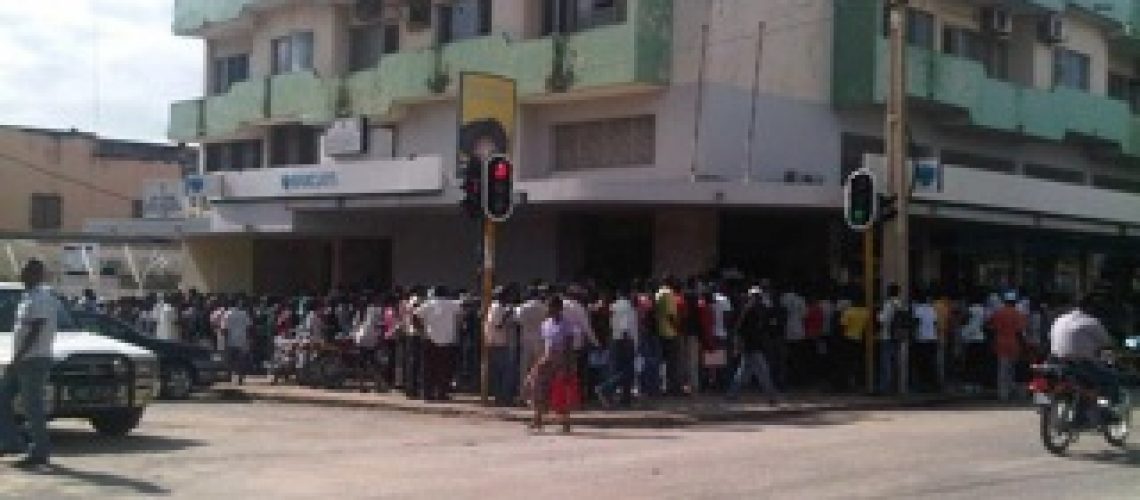 Matrículas: filas anormais nos bancos em Nampula