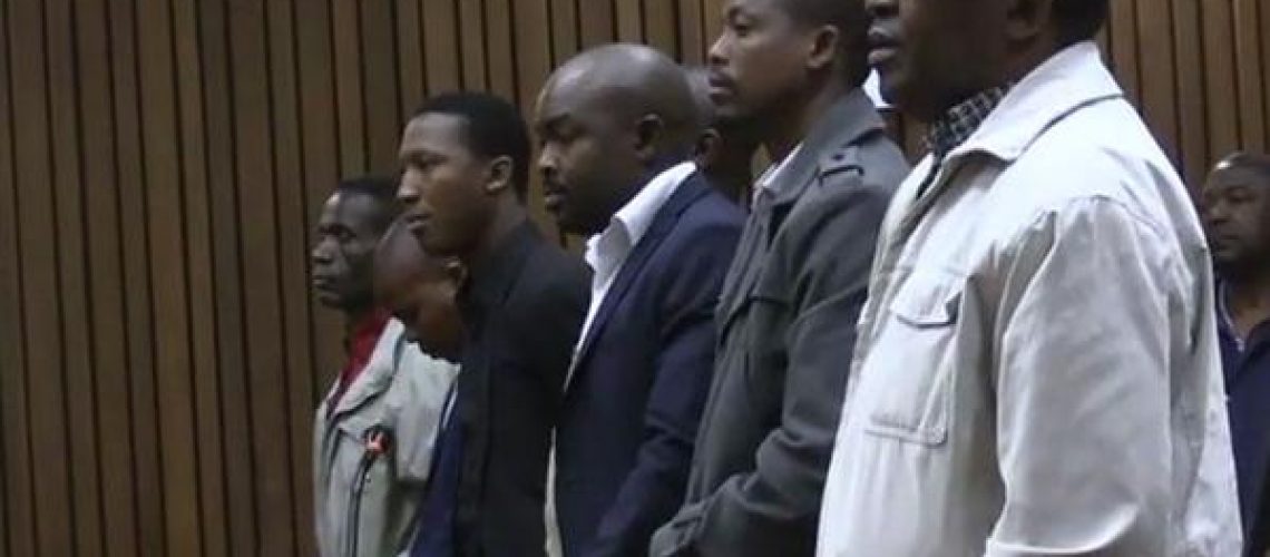 Polícias sul-africanos culpados pela morte de Mido Macia condenados a 15 anos de prisão