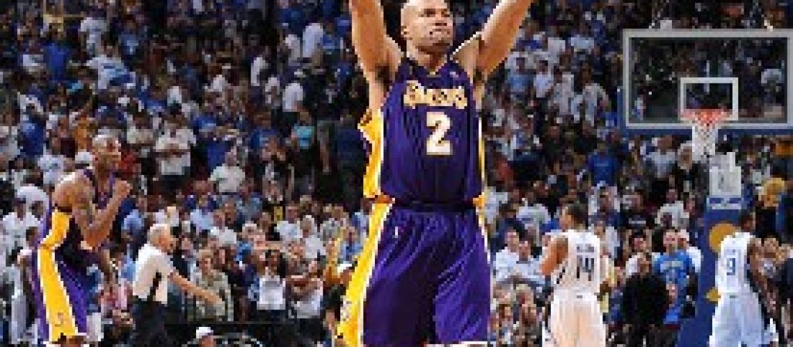 Derek Fisher brilha e deixa os Lakers a um passo do título da NBA