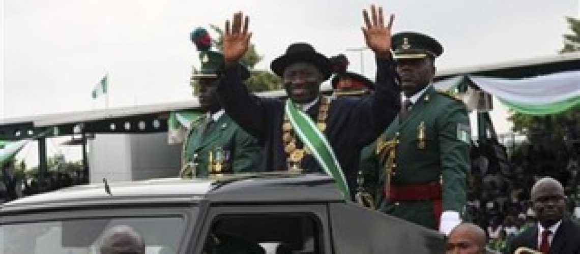 Jonathan toma posse como presidente da Nigéria