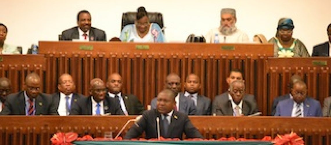 Nyusi indulta 1498 reclusos porém ignora mais de 2 mil detidos ilegalmente em Moçambique