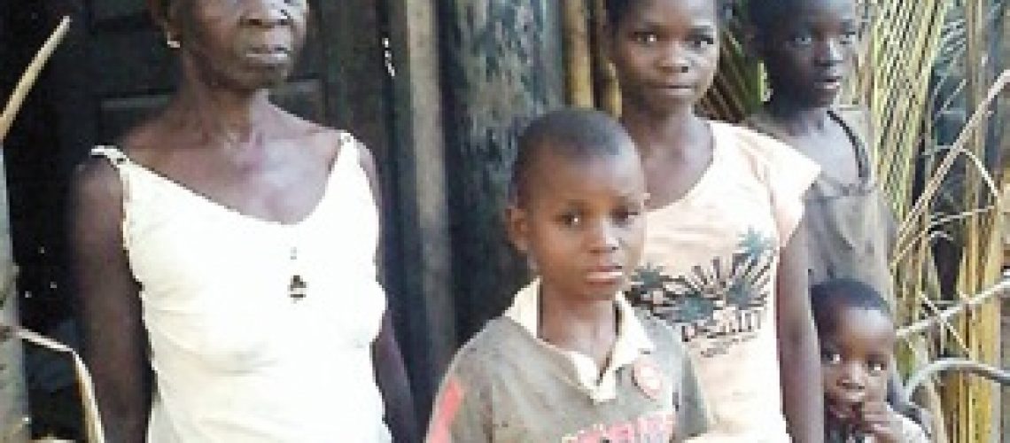 Cinco crianças órfãs à deriva na Maganja da Costa