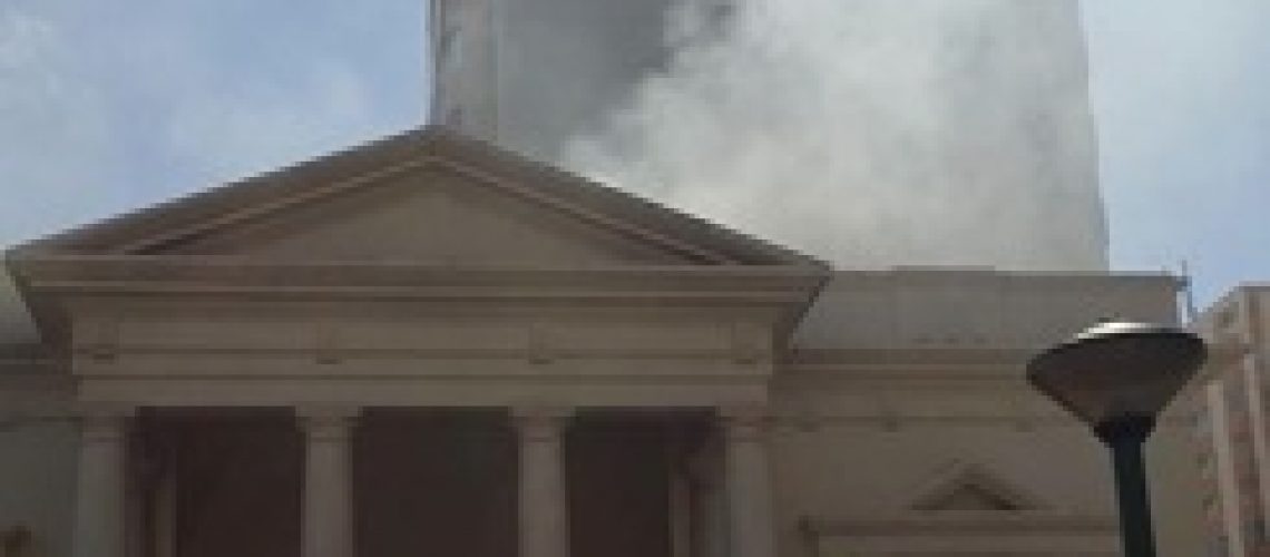 Incêndio destrói tecto do Palácio dos Casamentos em Maputo