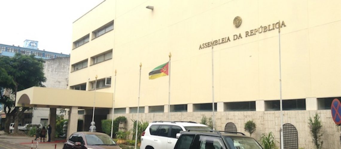 Assembleia da República revê união de facto para “comunhão plena de vida pelo período de tempo superior a 3 anos”