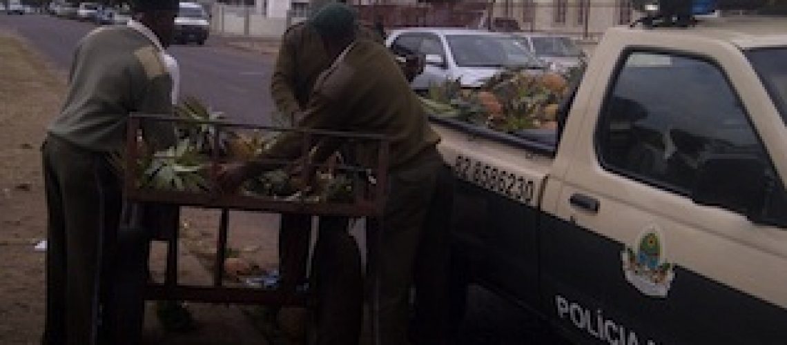 Polícia Municipal arranca produtos de vendedores ambulantes em Maputo