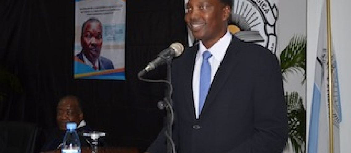 Zandamela provoca jovens moçambicanos para não deixarem decisão do uso das receitas da exploração dos recursos naturais na mão dos políticos