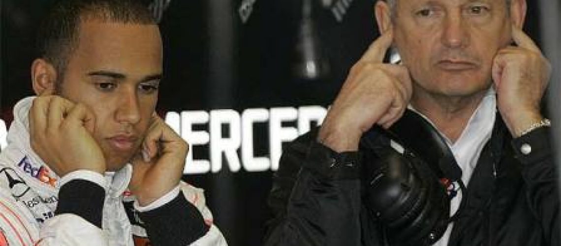 Ron Dennis deixa a escuderia McLaren-Mercedes