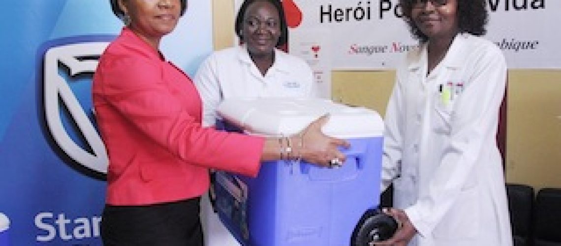 Doação de caixas térmicas: Standard Bank minimiza carências do Banco de Sangue do HCM