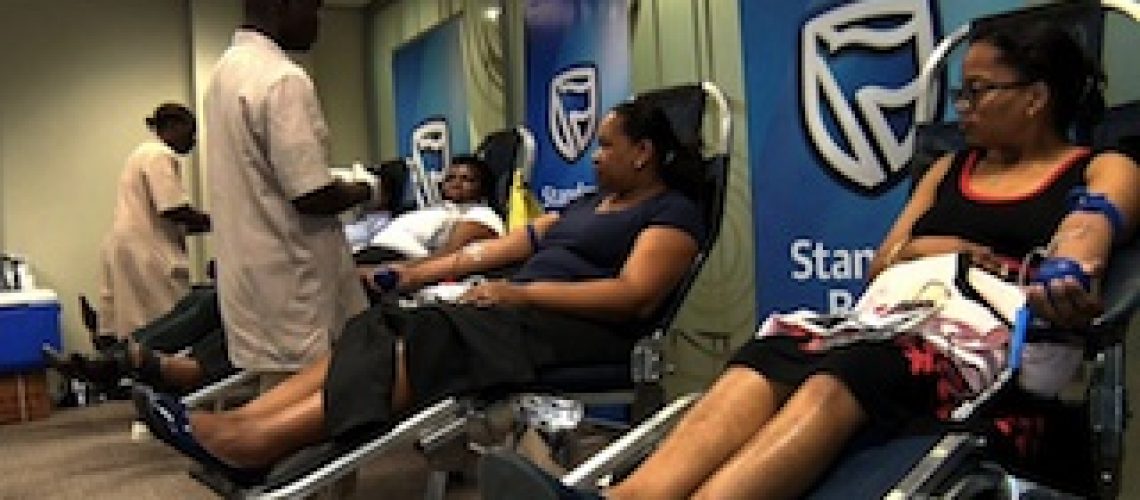 Doando sangue: Trabalhadores do Standard Bank ajudaram 17 crianças carenciadas submetidas a operações ao coração
