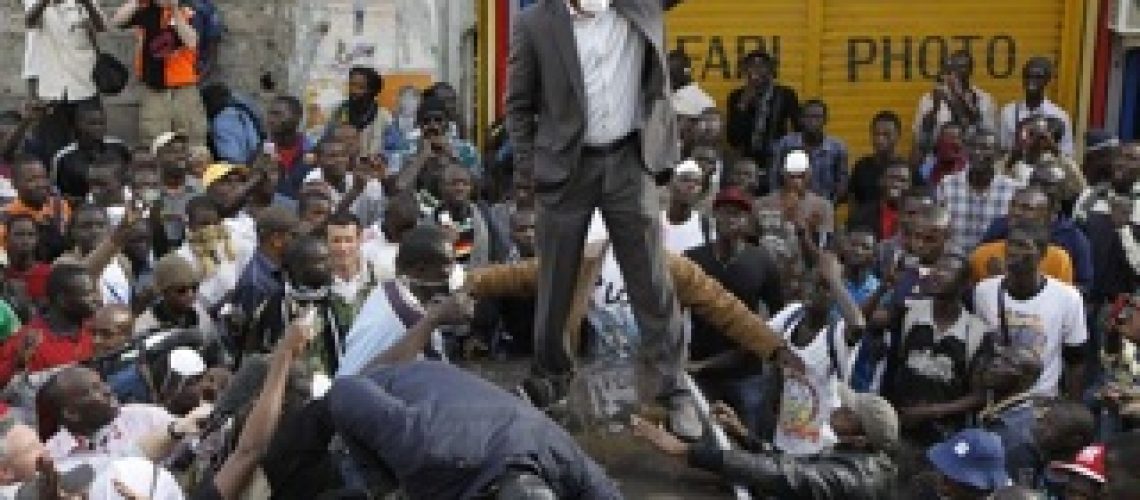 Cantor Youssou Ndour é ferido na perna durante manifestação no Senegal