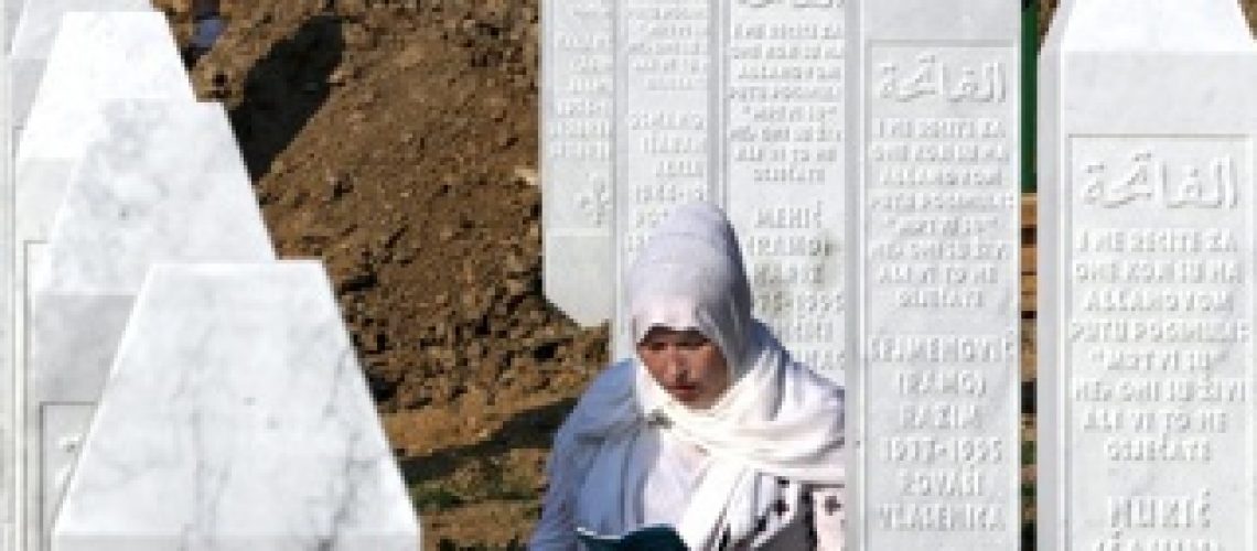 Bósnia enterra vítimas em Srebrenica sob clamor de justiça