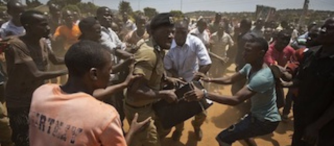 Detenção de candidato da oposição aumenta tensão durante eleições no Uganda