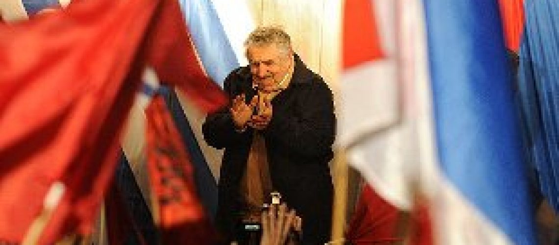 Ex-guerrilheiro e ex-presidente vencem primárias no Uruguai