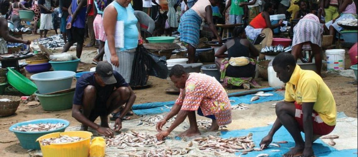 Vendedores de mariscos deixam em estado nauseabundo a Praça 25 de Junho em Maputo