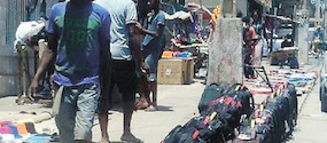 Comércio informal “assalta” os passeios da cidade de Nampula