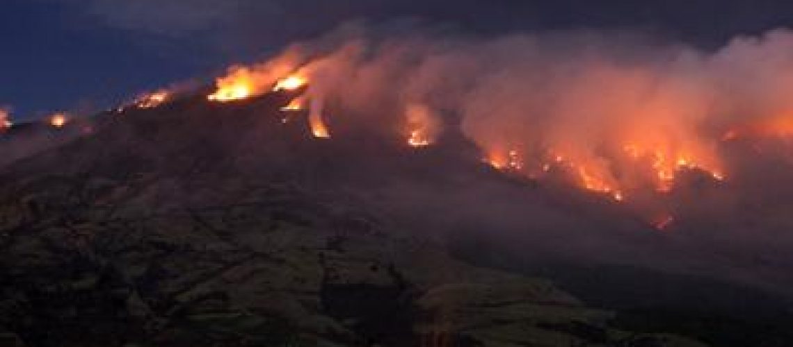 Vulcão colombiano entra em erupção
